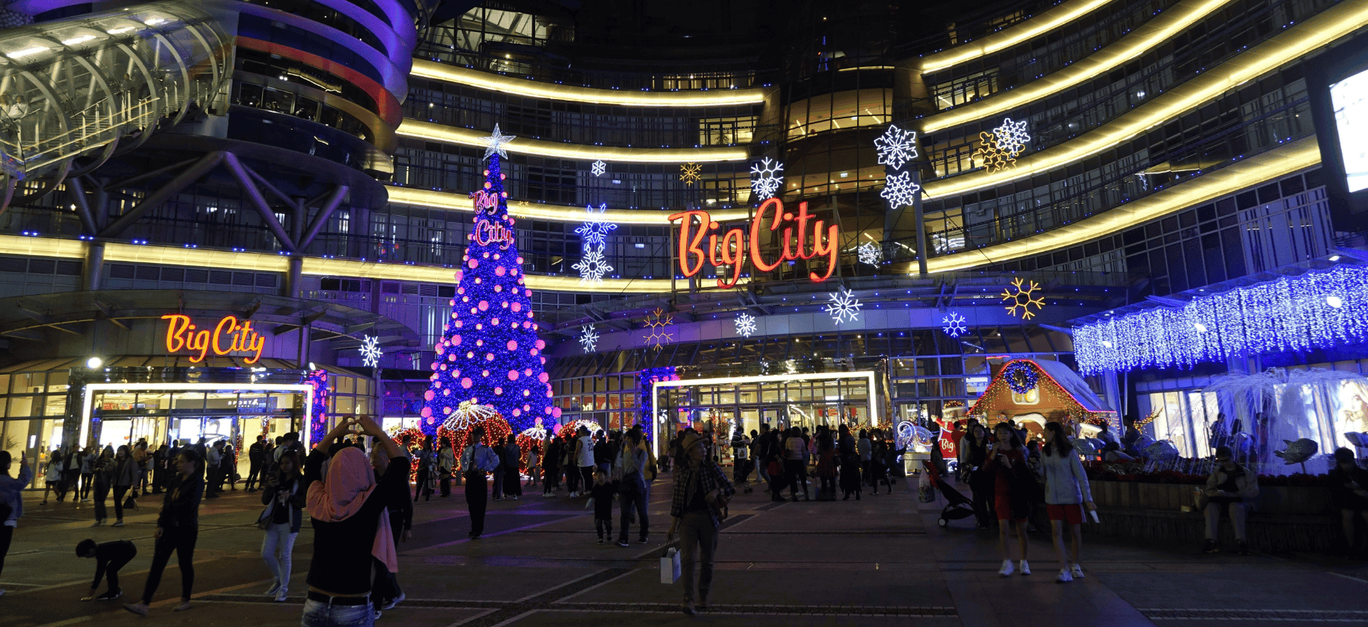 Shopping mall entrance